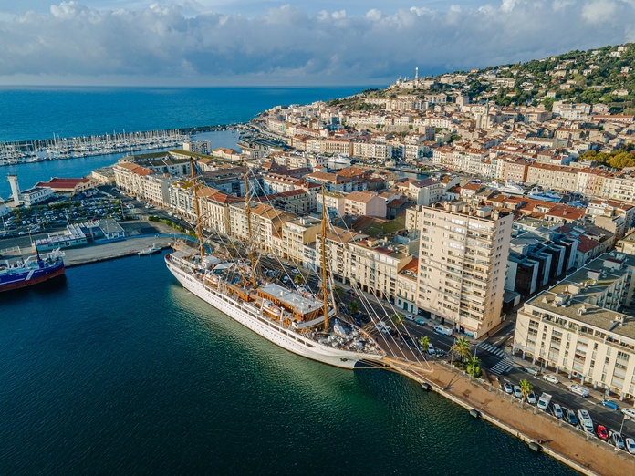 Le port a d’ores et déjà amorcé un projet d’électrification des quais sur les deux quais dédiés aux croisières, avec une mise en service attendue d’ici 2027 @Club des Croisières - Sète